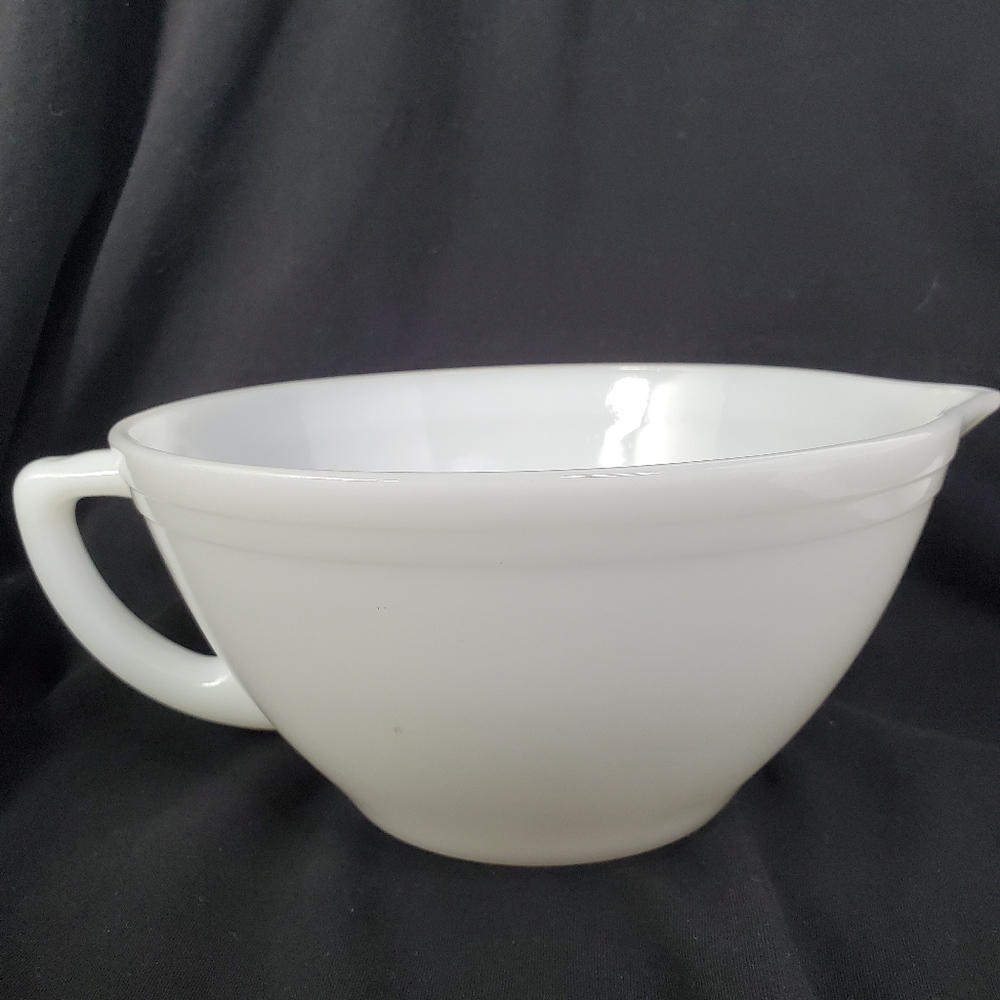 Vintage Federal Glass Batter Mixing Bowl with Spout and D Handle Oven Ware
